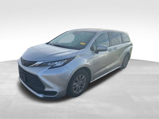2021 Toyota Sienna LE photo 3