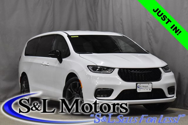 2026 Chrysler Pacifica Select's photo