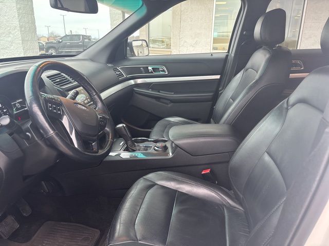 2016 Ford Explorer XLT Sport photo 3