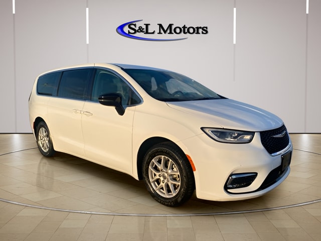 2024 Chrysler Pacifica Touring L's photo