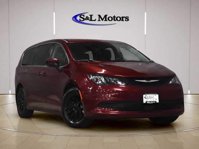 2023 Chrysler Voyager LX's photo