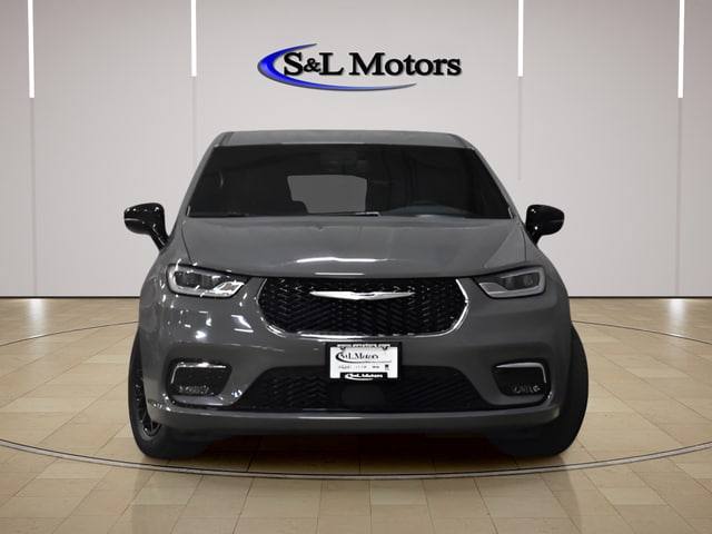 2025 Chrysler Pacifica Select's photo