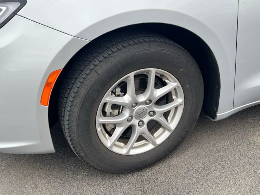 Used 2024 Chrysler Pacifica Touring L Minivan/Van