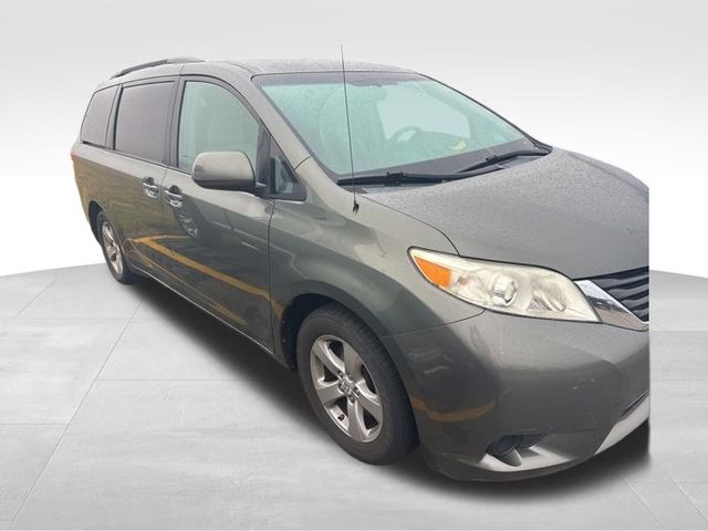 2012 Toyota Sienna LE photo 2