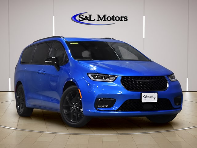 2026 Chrysler Pacifica Select's photo