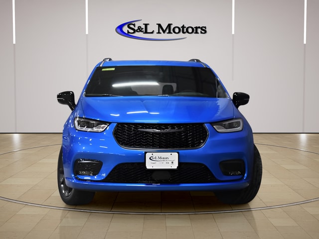 2026 Chrysler Pacifica Select's photo
