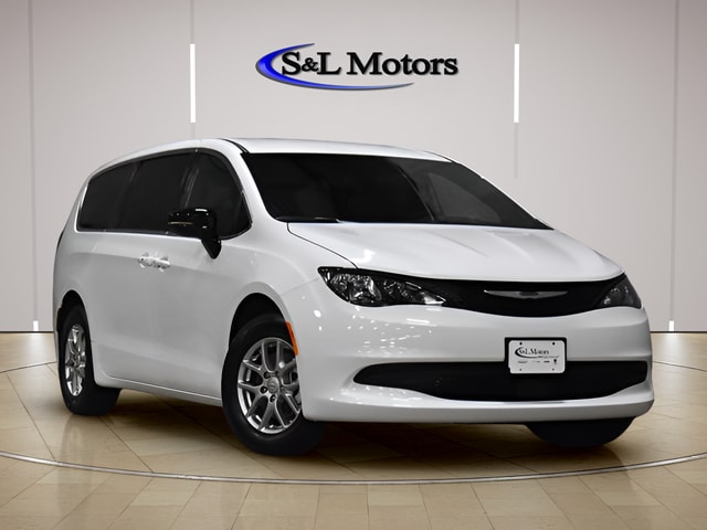 2026 Chrysler Voyager LX's photo