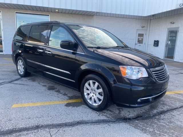 2016 Chrysler Town & Country Touring's photo