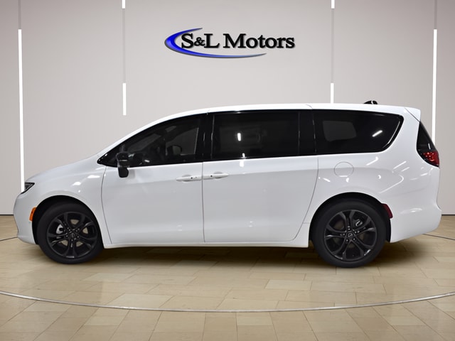 2026 Chrysler Pacifica Select's photo