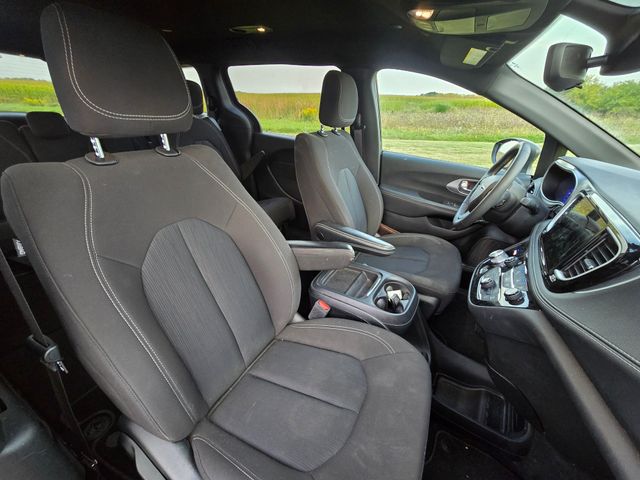 2023 Chrysler Pacifica Touring photo 3