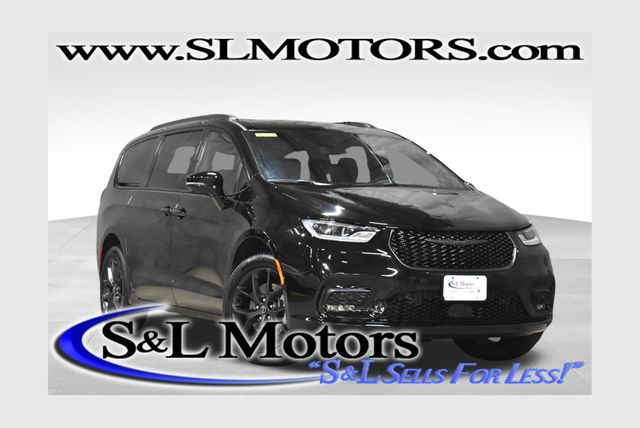 2026 Chrysler Pacifica Limited's photo