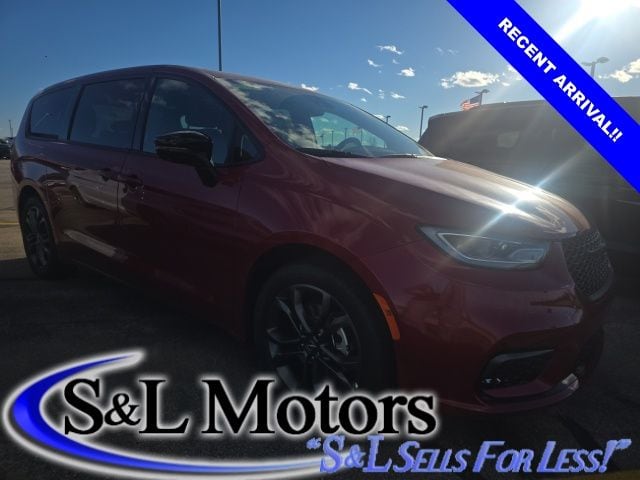 2026 Chrysler Pacifica Select's photo