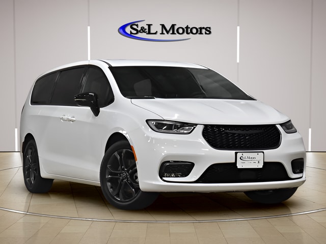 2026 Chrysler Pacifica Select's photo