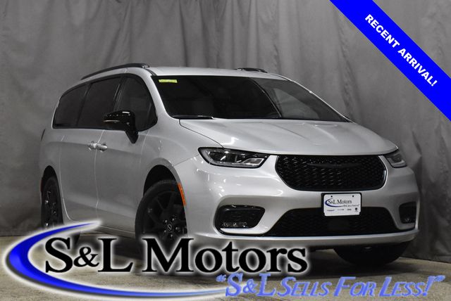 2026 Chrysler Pacifica Select's photo