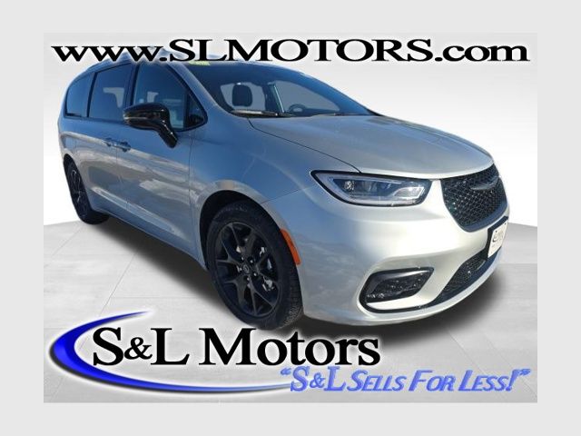 2026 Chrysler Pacifica Select's photo