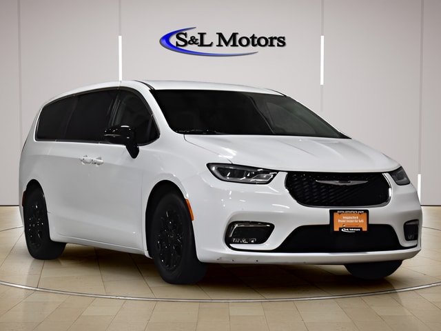 2024 Chrysler Pacifica Touring L's photo