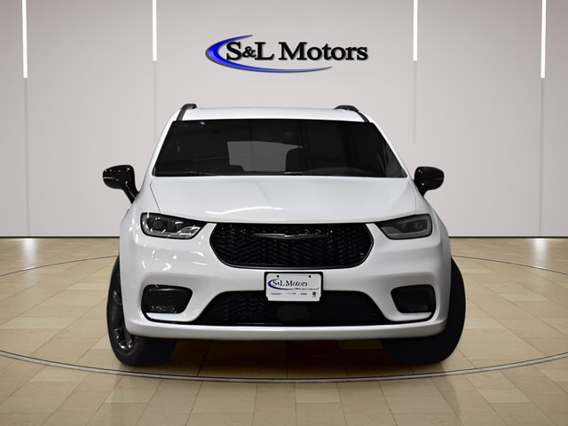 2026 Chrysler Pacifica Select's photo