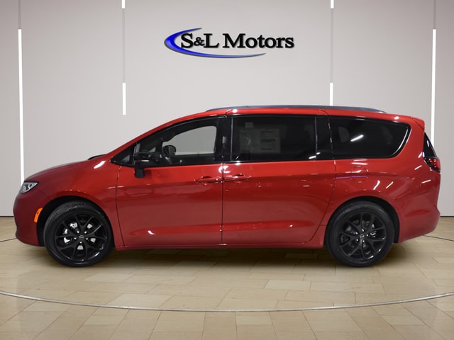 2026 Chrysler Pacifica Select's photo
