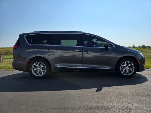 2018 Chrysler Pacifica Touring Plus photo 2