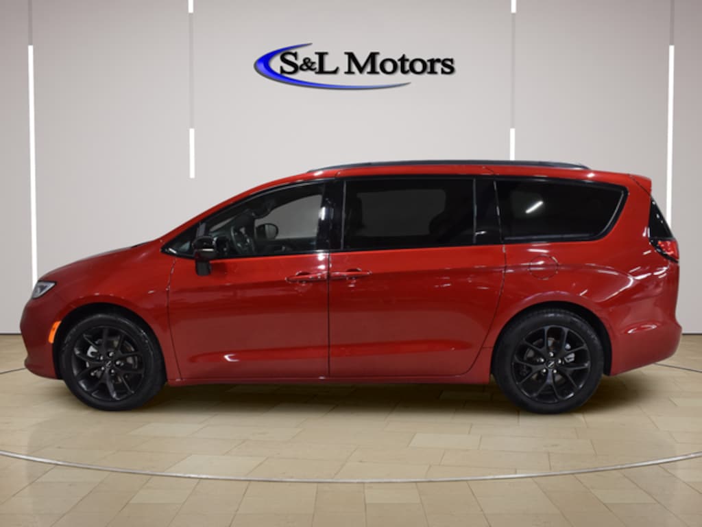 Certified 2025 Chrysler Pacifica Limited Minivan/Van