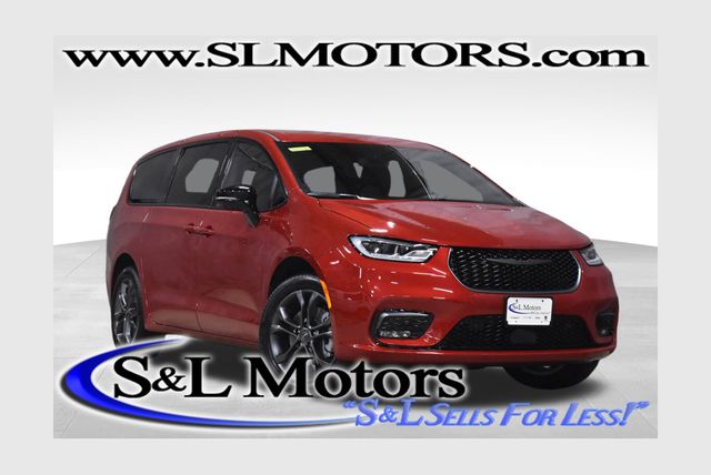 2026 Chrysler Pacifica Select's photo
