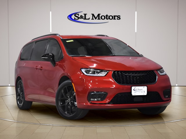 2026 Chrysler Pacifica Select's photo