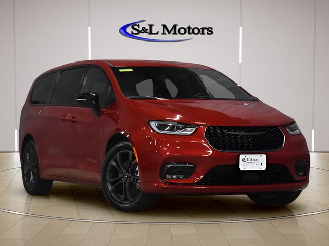 2026 Chrysler Pacifica Select's photo