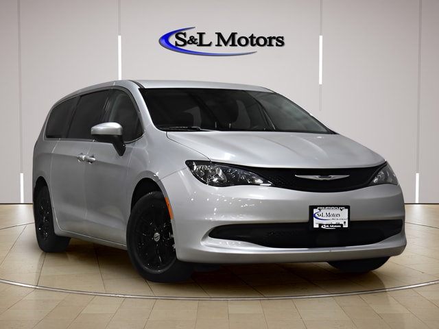 2023 Chrysler Voyager LX's photo