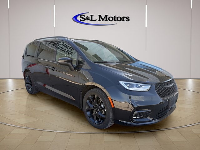 2023 Chrysler Pacifica Touring L's photo
