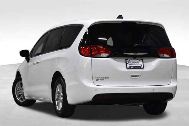 2025 Chrysler Voyager LX photo 2