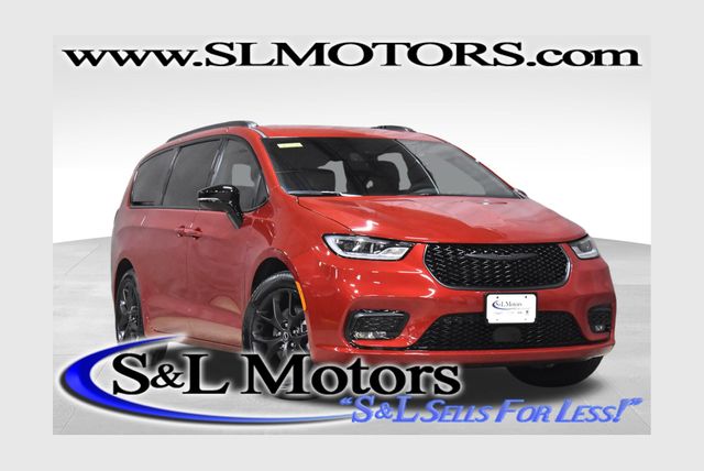 2026 Chrysler Pacifica Select's photo