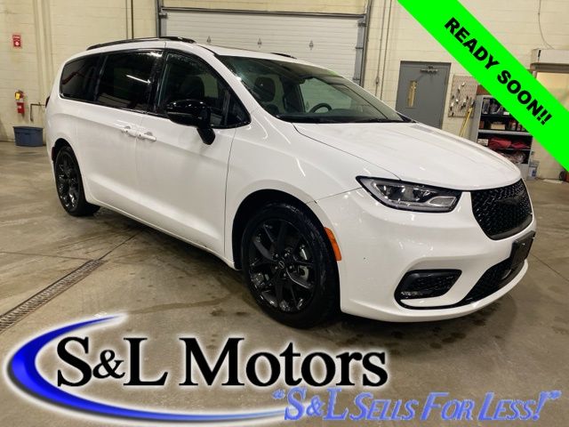 2025 Chrysler Pacifica Limited's photo