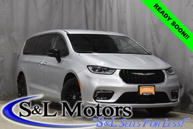 2024 Chrysler Pacifica Touring L's photo