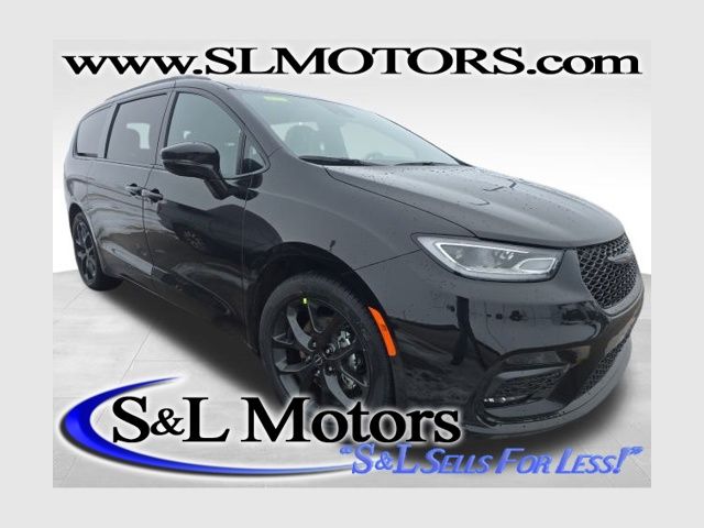 2026 Chrysler Pacifica Select's photo