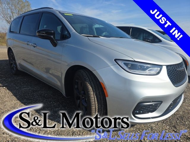 2026 Chrysler Pacifica Select's photo