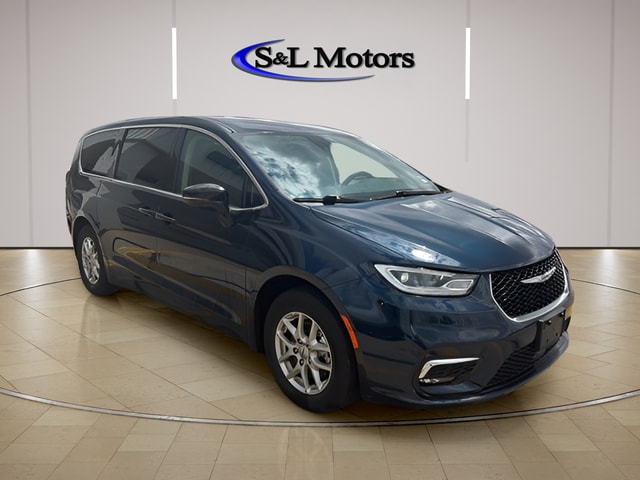 2024 Chrysler Pacifica Touring L's photo