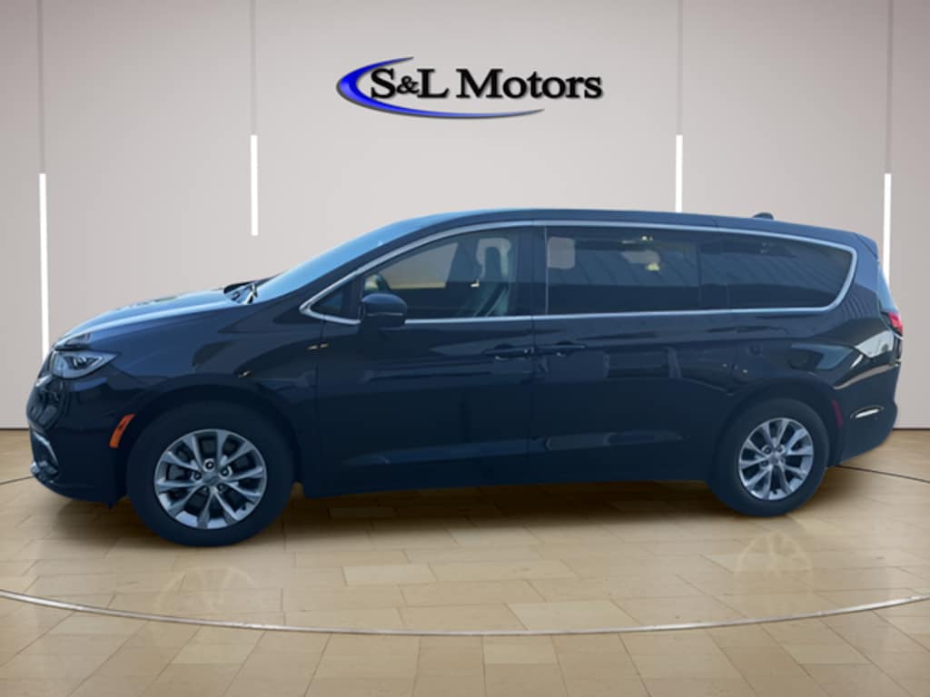 Used 2025 Chrysler Pacifica Select Minivan/Van