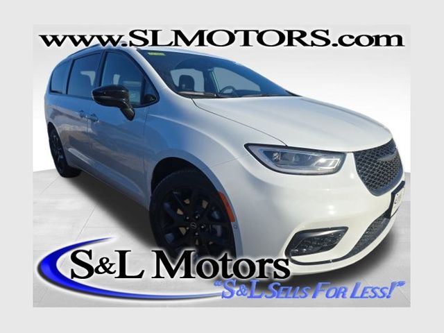 2026 Chrysler Pacifica Limited's photo