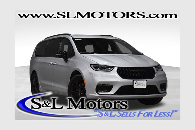 2026 Chrysler Pacifica Select's photo