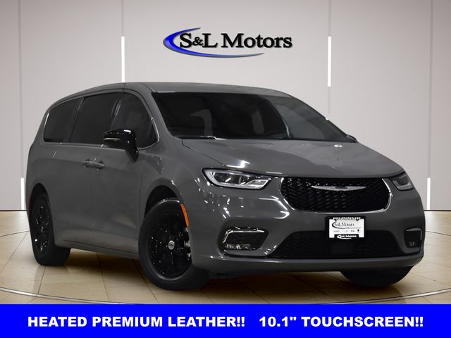 2025 Chrysler Pacifica Select's photo