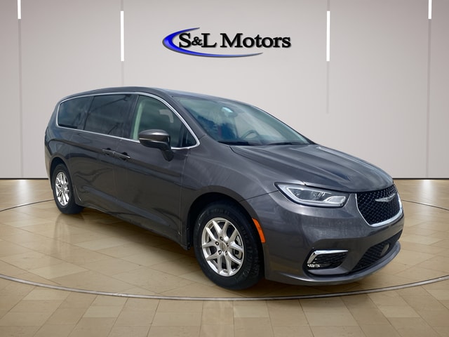2023 Chrysler Pacifica Touring L's photo
