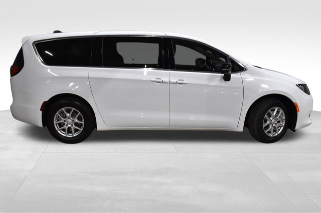 2025 Chrysler Voyager LX photo 3