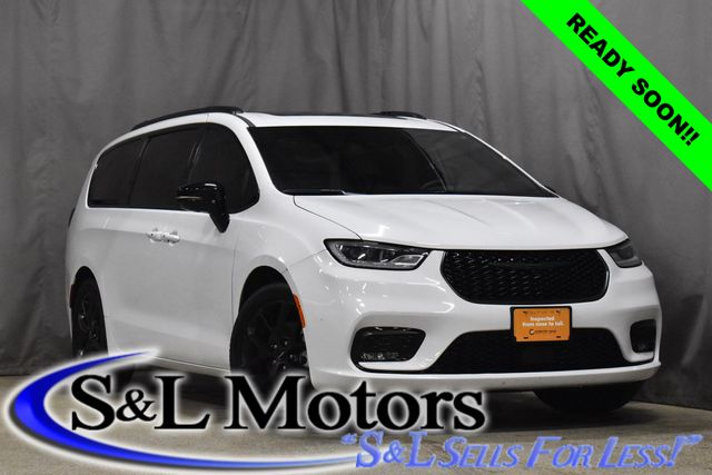 2025 Chrysler Pacifica Limited's photo