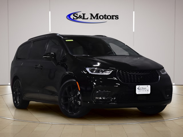 2026 Chrysler Pacifica Select's photo