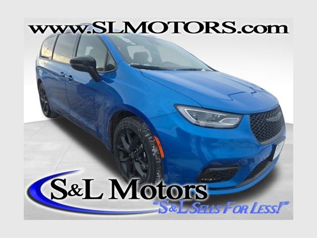 2026 Chrysler Pacifica Select's photo