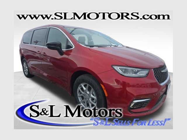 2026 Chrysler Pacifica Select's photo