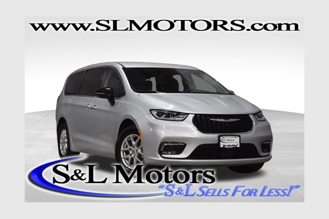 2024 Chrysler Pacifica Touring L's photo