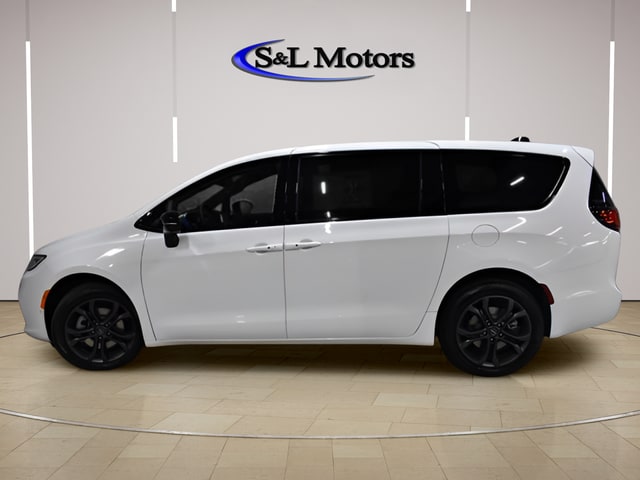 2026 Chrysler Pacifica Select AWD's photo