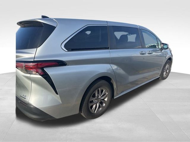 2021 Toyota Sienna LE photo 4
