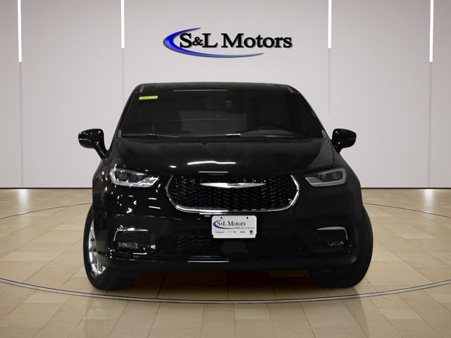2026 Chrysler Pacifica Select's photo